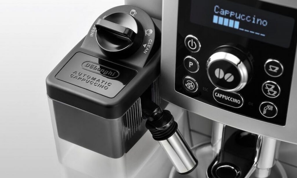 Ovládací panel kávovaru je velice intuitivní, speciální tlačítko vám připraví cappuccino jedním stiskem.