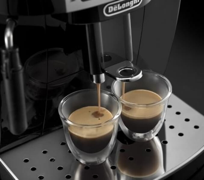 Výška výdejníku kávy lze nastavit od 85 mm do 142 mm.
