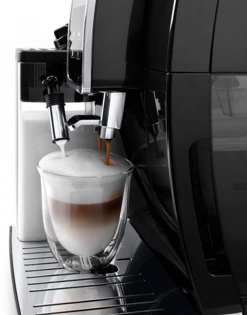 Pěna, kterou dělá automatický kávovar DeLonghi Dinamica Plus ECAM 370.70.SB